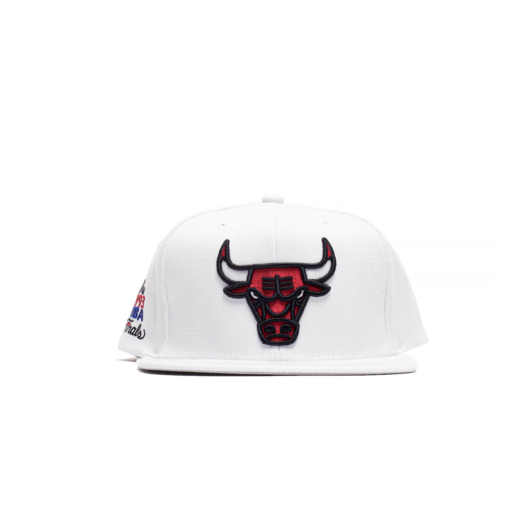 Shop Mitchell & Ness Chicago Bulls Hyperlocal Snapback Hat  6HSSSH21001-CBUBLCK black