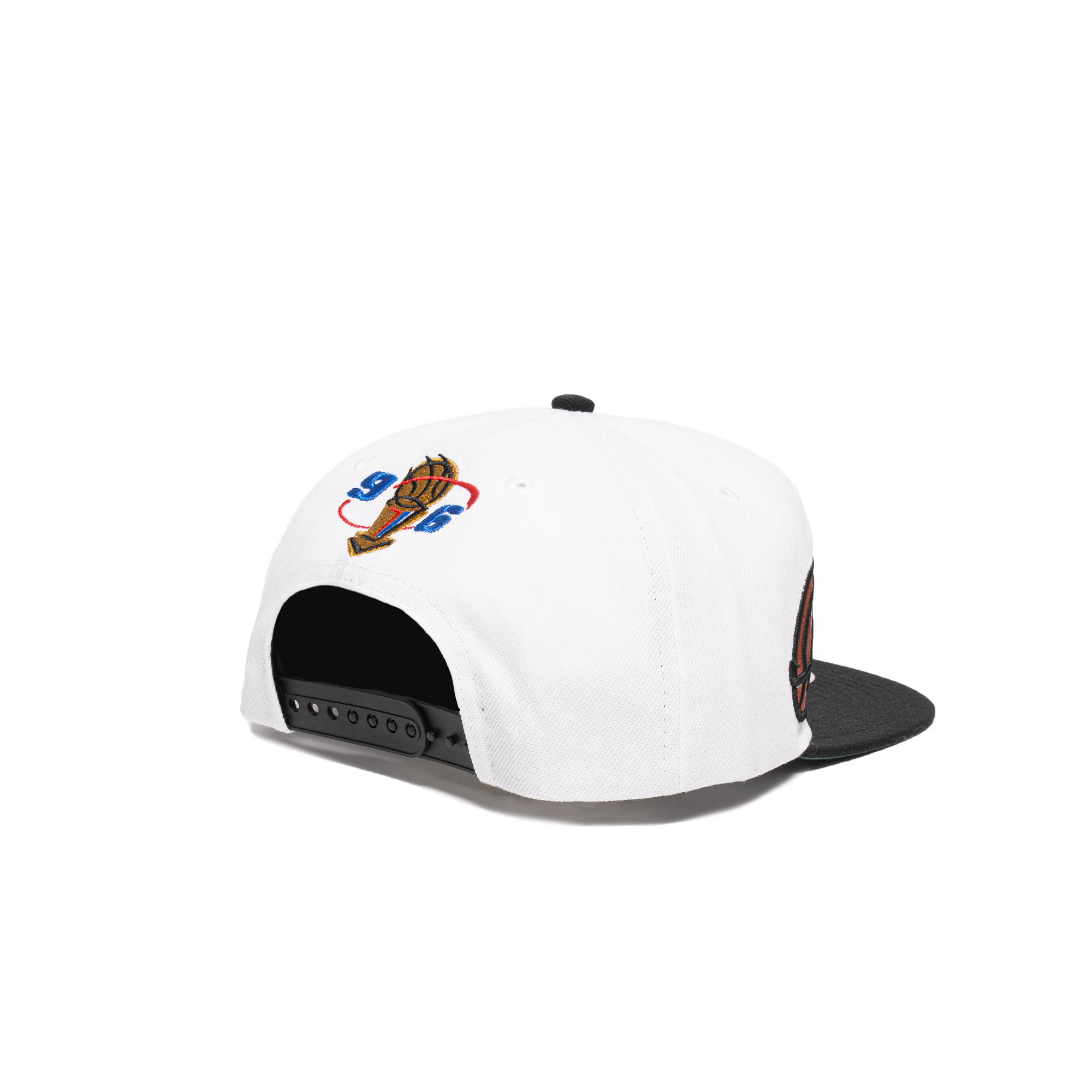 Mitchell & Ness Mens Chicago Bulls 96 Champions Wave 2T Snapback 'White/Black'