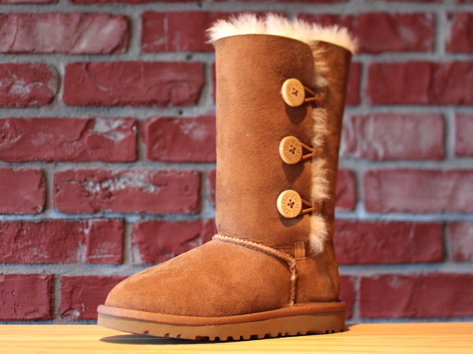 Outlet Ugg k bailey triplet button ll size 6.