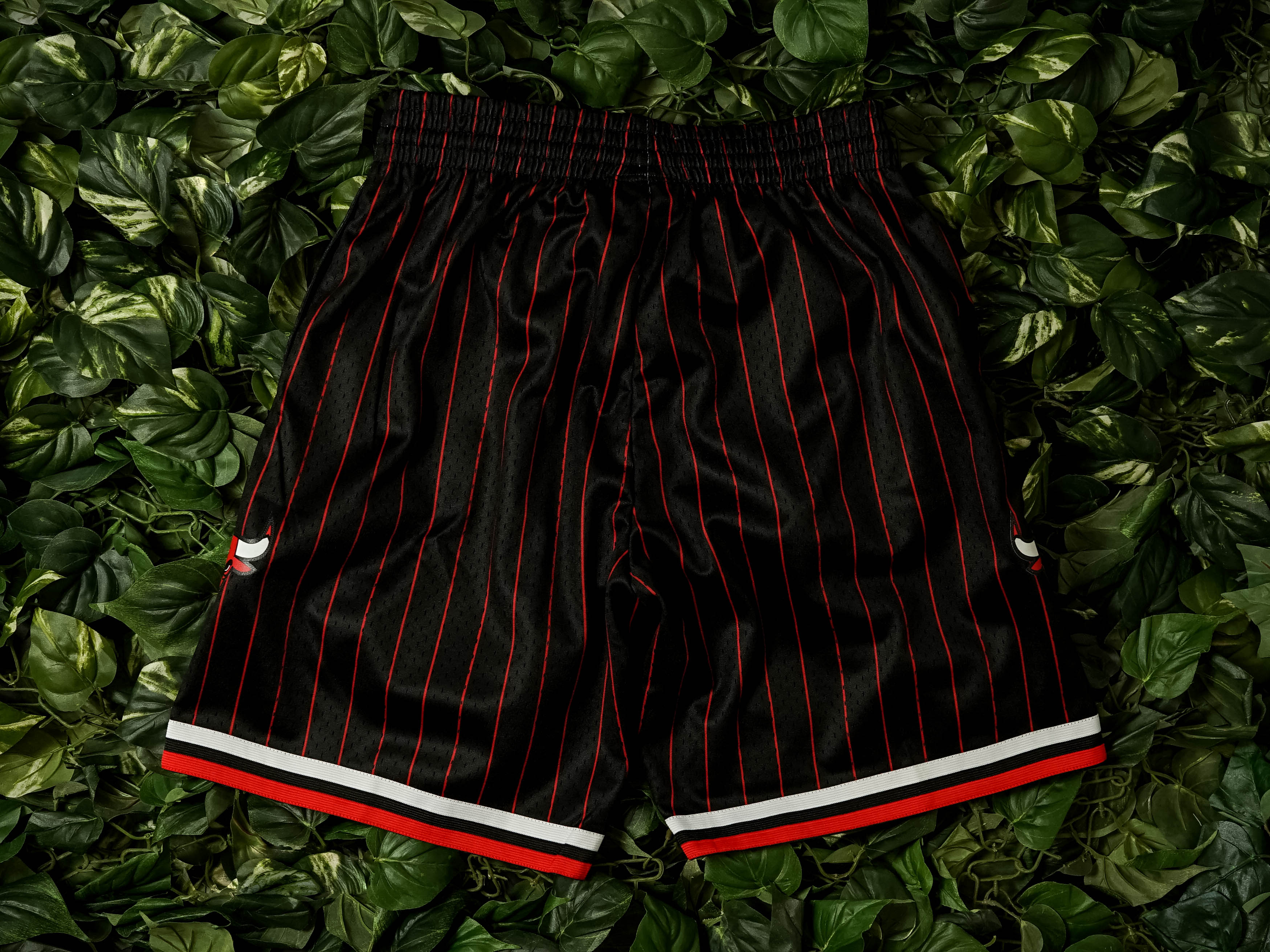 Mitchell & Ness Mens Chicago Bulls Alternate 1996-97 Swingman Shorts
